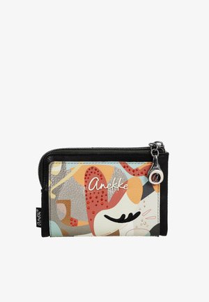 Pequeña cartera con cremallera con diseño abstracto en tonos pastel, piedras rojas, ribetes negros y el logo "Anekke" en el frente con tirador de cremallera personalizado.