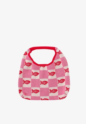 Roze-wit geruit handtasje met rode vispatronen en een rode handvatrand, getoond op een witte achtergrond.