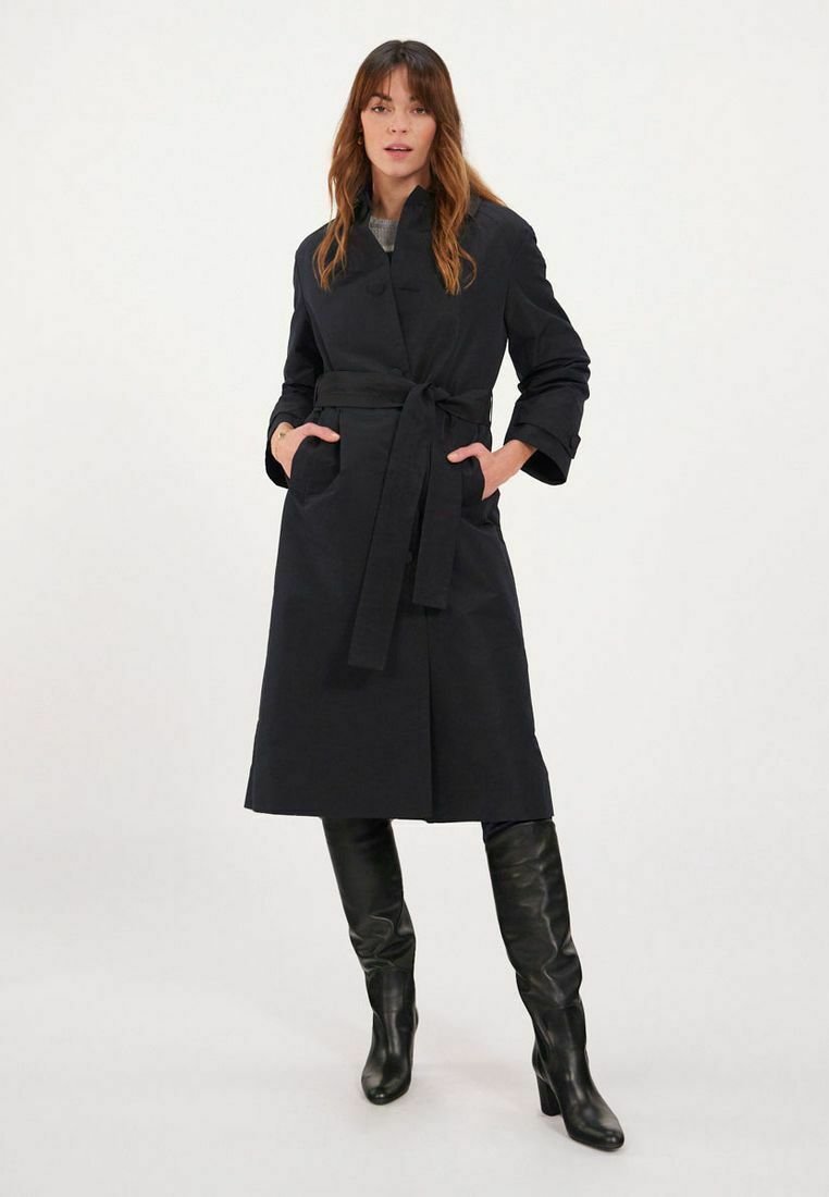 Manteau noir mi-long avec une taille ceinturée, des manches longues, des poches latérales et une coupe droite. Tissu lisse avec une finition soignée.