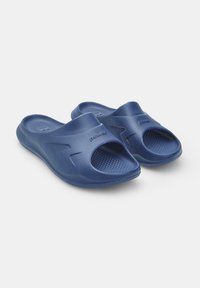Ciabatte in gomma blu con una soletta testurizzata, design open toe e dettagli laterali a taglio. Costruzione leggera e durevole.