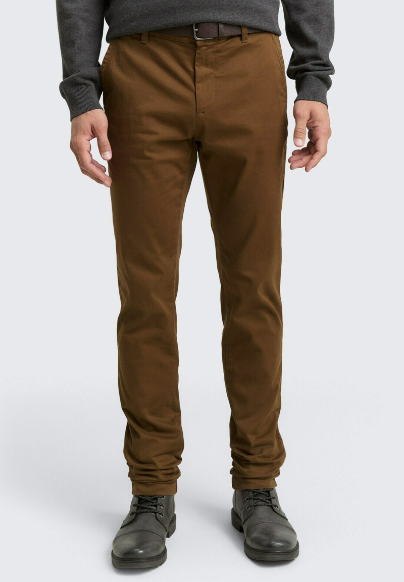 Pantaloni marroni da uomo con un design a gamba dritta, realizzati in tessuto morbido. Presentano un girovita classico e tasche laterali, abbinati a calzature grigie.