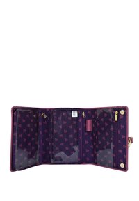 Paarse drievoudige organizer met roze bloemenpatronen, doorzichtige plastic vakken, gouden ritsen, drukkersluitingen en een leren pennenzak aan de binnenkant.