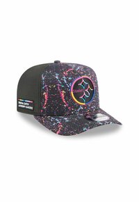 Schwarze Snapback-Cap mit einem bunten Farbklecks-Muster. Auf der Vorderseite befindet sich das "Steelers"-Logo in kreisförmigem Design. Der Seitenpatch beinhaltet eine Botschaft zur Sensibilisierung für Krebs.
