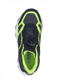 Schwarz-grüner Sportschuh mit Mesh-Obermaterial, rundem Verschlusssystem und kontrastierender weißer Außensohle. Leichtes Design.