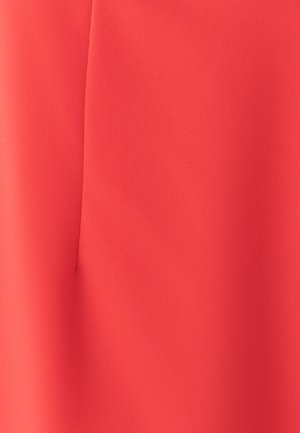 Korale czerwony materiał o gładkiej, miękkiej fakturze. Posiada złożony detal i subtelny połysk, co zapewnia czysty, nowoczesny wygląd.