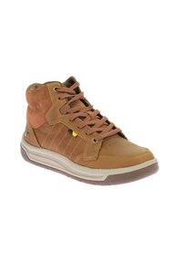 Zapatilla alta de cuero marrón con acentos de ante, costuras en contraste, puntera redonda y cierre de cordones en la parte delantera. Suela de goma con ribete beige.