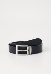 Zwarte leren riem met een gestructureerde afwerking en een zilveren rechthoekige gesp, met een gladde rand en een klassiek ontwerp.