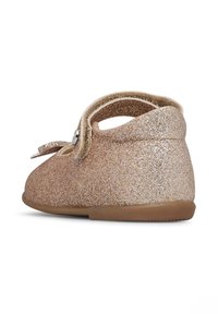 Chaussure pour enfant en rose gold pailleté avec une forme arrondie, tige en tissu doux, sangle ajustable et semelle en caoutchouc plate pour le confort.