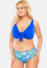 Top del bikini blu con dettaglio incrociato davanti e spalline spesse, abbinato a slip in vita alta con una stampa di piume colorate su sfondo blu.