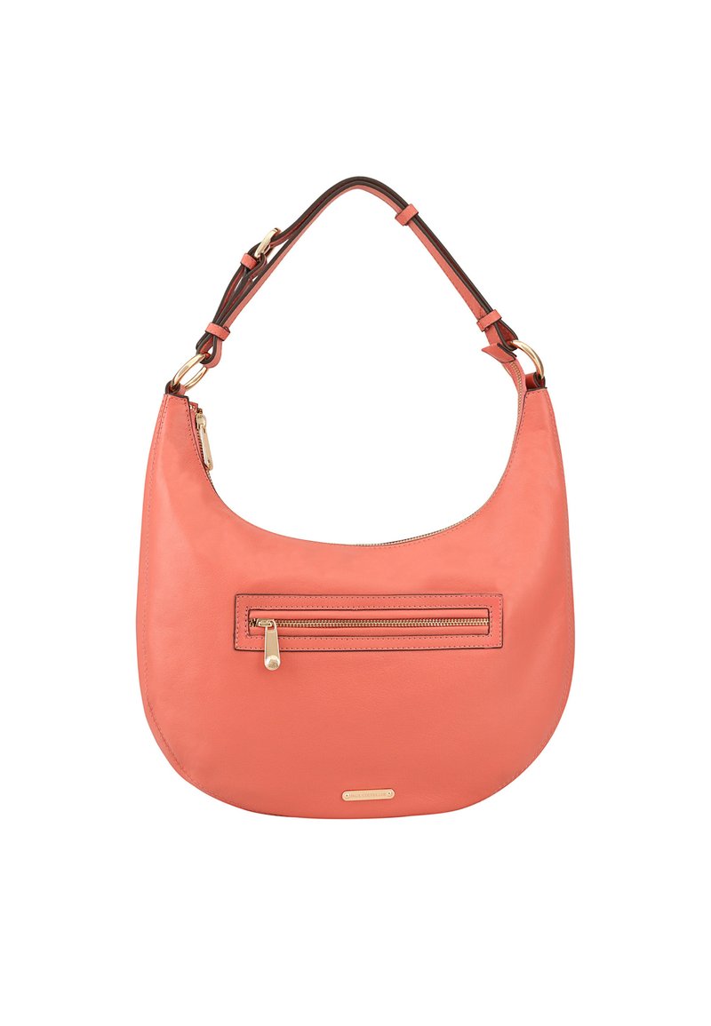 Koraalkleurige leren schoudertas met een ronde vorm, gouden hardware en een voorvak met rits. Verstelbare bruine schouderband en een gladde textuur.