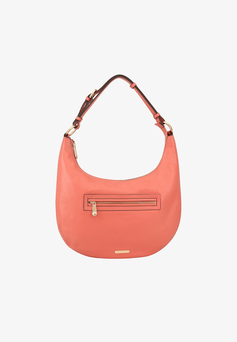 Koraalkleurige leren schoudertas met een ronde vorm, gouden hardware en een voorvak met rits. Verstelbare bruine schouderband en een gladde textuur.