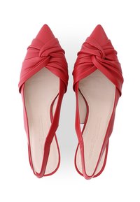 Rote Leder-Slingback-Ballerinas mit spitzem Zeh, die ein geknotetes Design am Spann und ein glattes Innenfutter aufweisen.
