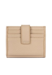 Portafortuna in pelle beige con superficie testurizzata, dotato di chiusura a patta e quattro scomparti per carte sul davanti, con dettagli di cucitura rinforzati.