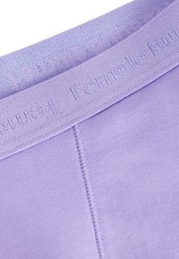 Lavendel-Gürtel mit geprägtem Text, glatter Stoff und nahtlosem Design, das eine subtile Glanzoberfläche und feine Nähte aufweist.