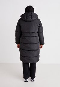 Vero Moda Curve VMCLUNA LONG COAT - Vinterkåpe / -frakk - black