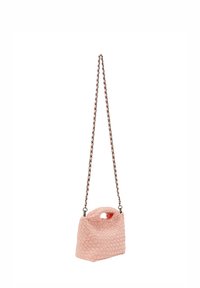 Borsa a tracolla rosa intrecciata con una forma strutturata, superficie testurizzata e manico superiore. Presenta una tracolla a catena e un dettaglio con manico a intaglio.