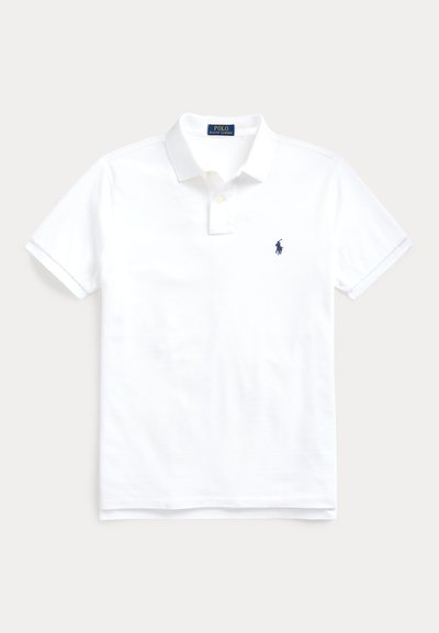 Polo blanc à manches courtes avec col, deux boutons et petit logo brodé bleu marine sur la poitrine gauche.