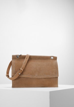 Rechteckige hellbraune Wildleder-Clutch mit Umschlagklappe, silbernen Nieten entlang der Ränder und verstellbarem Lederband auf weißer Oberfläche.