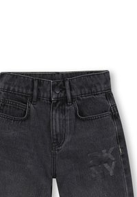 Jeans de mezclilla negra con un diseño clásico de cinco bolsillos, un cierre de botón y un sutil logo de DKNY estampado en la parte frontal.