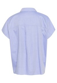Jasnoniebieska koszula z krótkim rękawem, z kołnierzykiem, o luźnym kroju i plisach z tyłu, co dodaje tekstury. Miękka tkanina o gładkim wykończeniu.