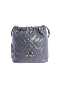 Bolso de cubo de piel acolchada gris con cierre de cordón, que presenta un sutil patrón geométrico y un detalle de logotipo en tono dorado.