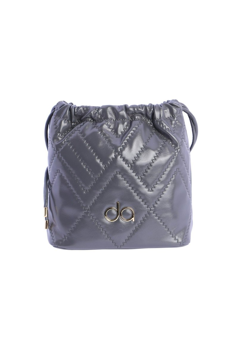 Bolso de cubo de piel acolchada gris con cierre de cordón, que presenta un sutil patrón geométrico y un detalle de logotipo en tono dorado.