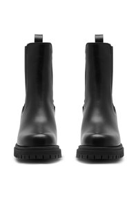 Czarne skórzane botki z gładkim wykończeniem, elastycznymi panelami po bokach i teksturowaną gumową podeszwą. Wyposażone w pętelki ułatwiające zakładanie.