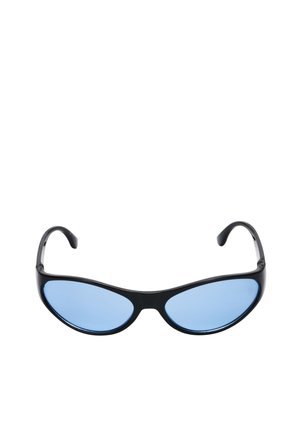 Occhiali da sole con montatura nera, lenti strette e ovali di colore blu e aste curve su sfondo bianco.