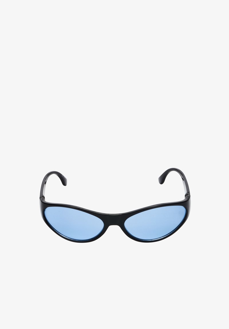 Gafas de sol con montura negra, lentes azules estrechas y ovaladas, y patillas curvas sobre un fondo blanco.