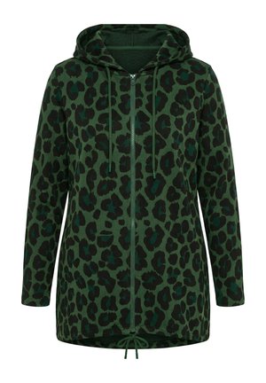 Grüne Zip-up-Kapuzensjacke mit schwarzem und dunkelgrünem Leopardenmuster sowie Kordeln an Kapuze und Saum.