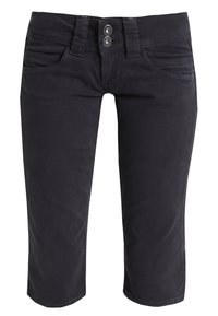 Pantalones cortos de color gris oscuro, hechos de algodón, con dos bolsillos delanteros, cierre de doble botón y detalles de costura en los lados.