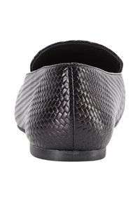 Zwarte balletschoenen van geweven synthetisch materiaal, met een ronde neus en platte zool, en een gladde binnenvoering.