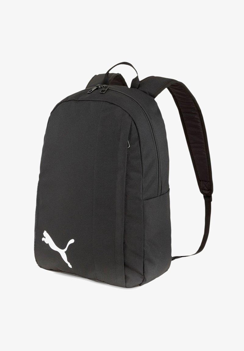 Zaino in tessuto nero con spallacci imbottiti, tasca frontale con zip e logo Puma bianco sul lato inferiore. Forma rettangolare, design minimal.