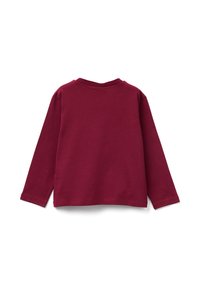 Maglietta a manica lunga a girocollo di colore rosso scuro, distesa su una superficie bianca con la parte posteriore rivolta verso l'alto.