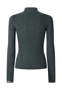 Tamsiai pilkas juostuotas megztinis su aukštu kaklu, ilgomis rankovėmis ir prigludusia forma. Ant rankovės yra nedidelė etiketė su užrašu "JEANS".