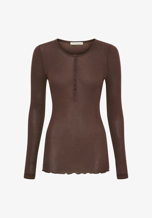 Långärmad brun topp gjord av lättviktig tyg, med rundad halsringning och en knappslå med sju knappar, texturerad nederkant.