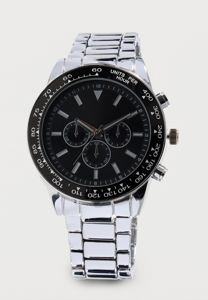 Montre-bracelet pour homme en argent avec cadran noir, trois sous-cadrans, lunette tachymétrique et bracelet métallique lié.
