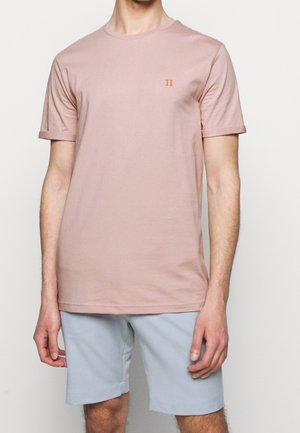 Kortærmet t-shirt med rund hals i pink, lavet af blødt stof, med en orange "II" brodering på venstre bryst.