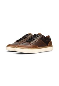 Zapatillas de cuero marrón con acentos negros en contraste, cordones planos negros, punta redondeada y superficie texturizada; suela de goma crema con detalles de costura.