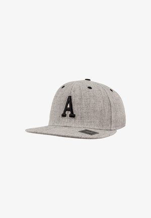 Grå snapback cap lavet af tekstureret stof, med et broderet svart bogstav "A" foran og en flad skygge.