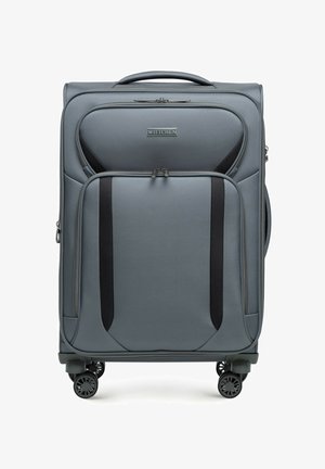 Maleta gris con ruedas hecha de un tejido duradero. Cuenta con un compartimento principal con cremallera, un bolsillo frontal y acentos texturizados. Incluye ruedas dobles giratorias.