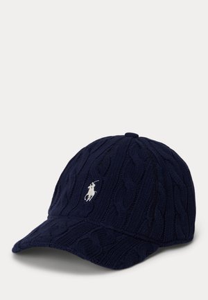 Casquette de baseball en maille torsadée bleu marine avec visière incurvée et logo brodé blanc d'un joueur de polo sur le panneau avant.