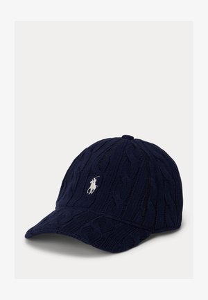 Cappellino da baseball in maglia a trecce blu navy con visiera curva e logo ricamato bianco di un giocatore di polo sul pannello frontale.