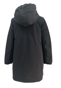 Czarna wodoodporna parka z kapturem, długimi rękawami i elastycznymi mankietami. Gładka tekstura bez widocznych wzorów czy elementów metalowych.