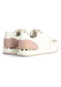 Paire de baskets blanches pour femmes avec détails beige, mesh, devant à lacets et bordure métallique dorée sur les talons, vues de l'arrière.
