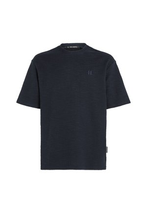 Mornarsko plava košulja kratkih rukava u teksturiranom materijalu, s ovratnikom u obliku posude i malim logotipom na prsima. Ravnog kroja bez dodatnih detalja.