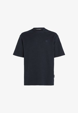 Námornícky modrá košeľa s krátkym rukávom vyrobená z textúrovanej látky, s výstrihom do gola a malým logom na hrudi. Priamy strih bez ďalších detailov.