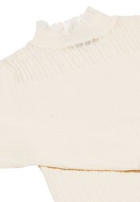 Top tricotat cu un model striat, de culoare crem, cu guler înalt și volane, și mâneci lungi. Prezintă un material texturat cu o strălucire subtilă, creând o apariție moale.