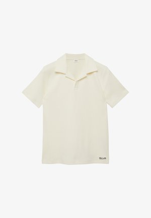 Kurzärmeliges, cremefarbenes, geripptes Polohemd mit offenem Kragen und kleinem "SLVR"-Logo nahe dem unteren Saum vorne.