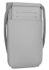 Pouch per telefono a tracolla in pelle grigia con una texture liscia, tasca a soffietto e tre slot per carte. Presenta una tracolla intrecciata per il trasporto.